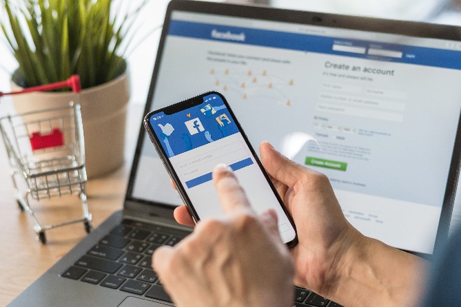 marketer using facebook shops on his cell phone
